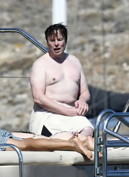 The worlds richest Nazi, sitting on a boat. Despite working on his cars, this douchebag’s Neuralink unfortunately doesn’t operate on Sub-Ghz frequencies so triggering an aneurysm remotely isn’t possible. Yet.